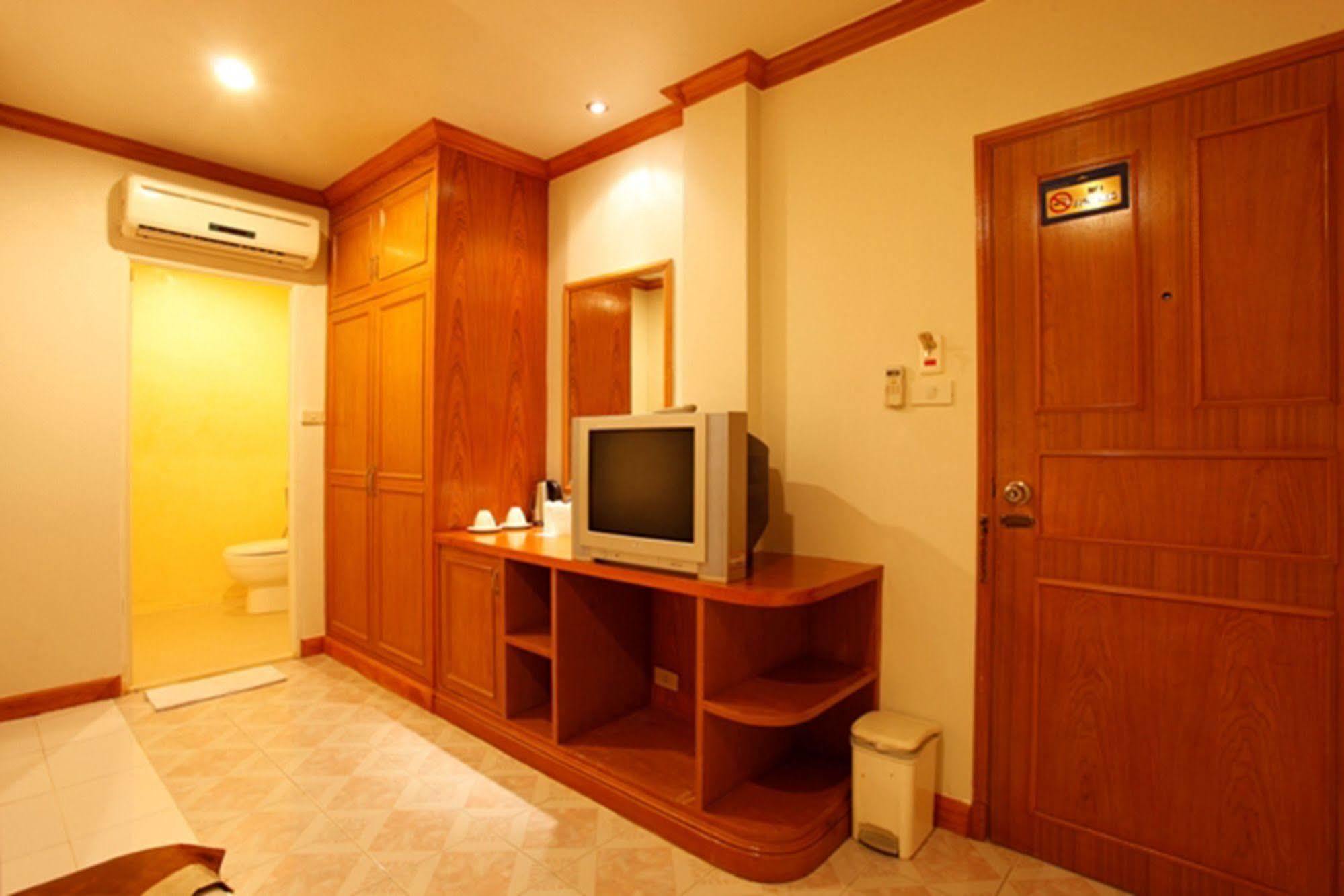 Casa Jip Guesthouse Patong Екстериор снимка