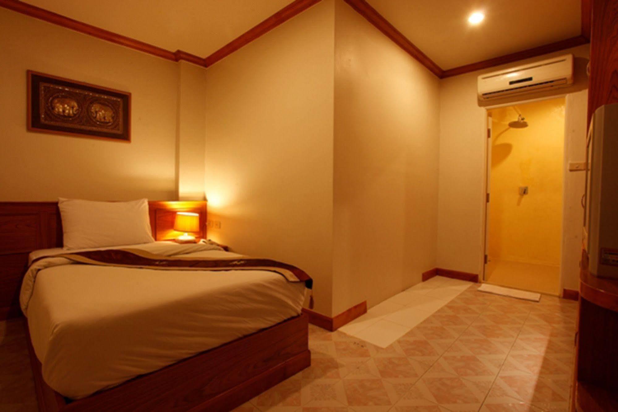 Casa Jip Guesthouse Patong Екстериор снимка